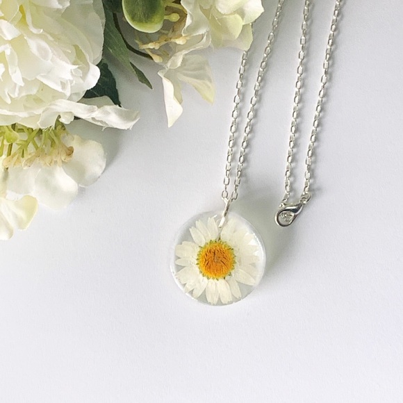 REAL FLOWER HANDCRAFTED RESIN NECKLACE - Picture 4 of 7